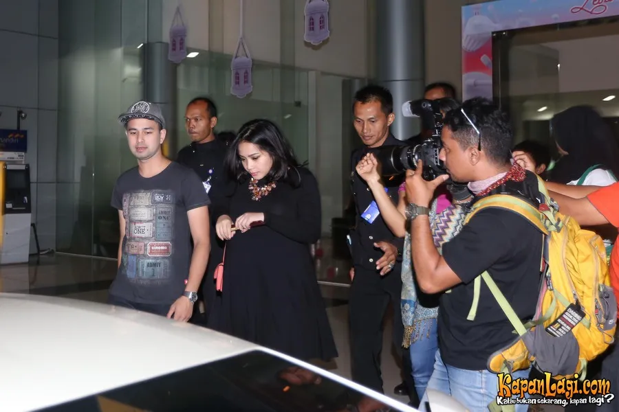Raffi Ahmad masih tetap memperhatikan ibunya meski telah memiliki keluarga sendiri. ©KapanLagi.com®/Budy Santoso