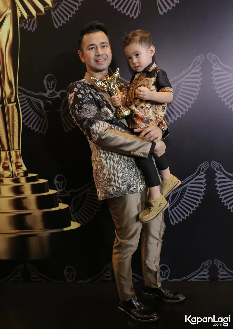 Raffi Ahmad kembali dapatkan piala di PGA 2017. ©KapanLagi.com/Agus Apriyanto