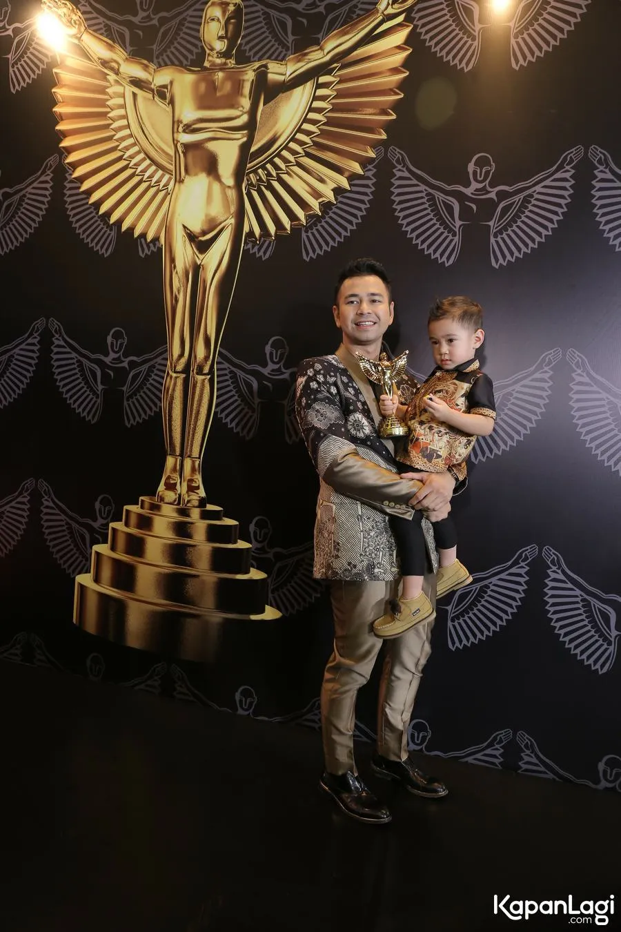 Raffi Ahmad sempat komentari penampilan sang istri yang bernyanyi di PGA 2017. ©KapanLagi.com/Agus Apriyanto