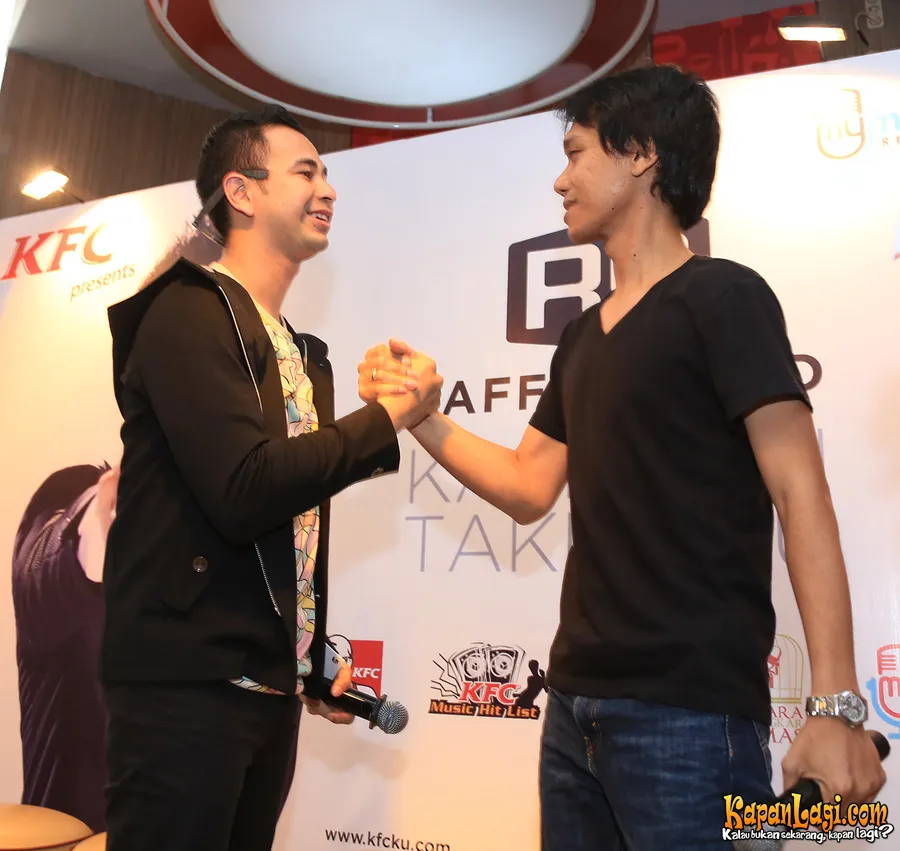 Raffi Ahmad menyanyikan lagu ciptaan Eross di album solo perdananya ©KapanLagi.com/Agus