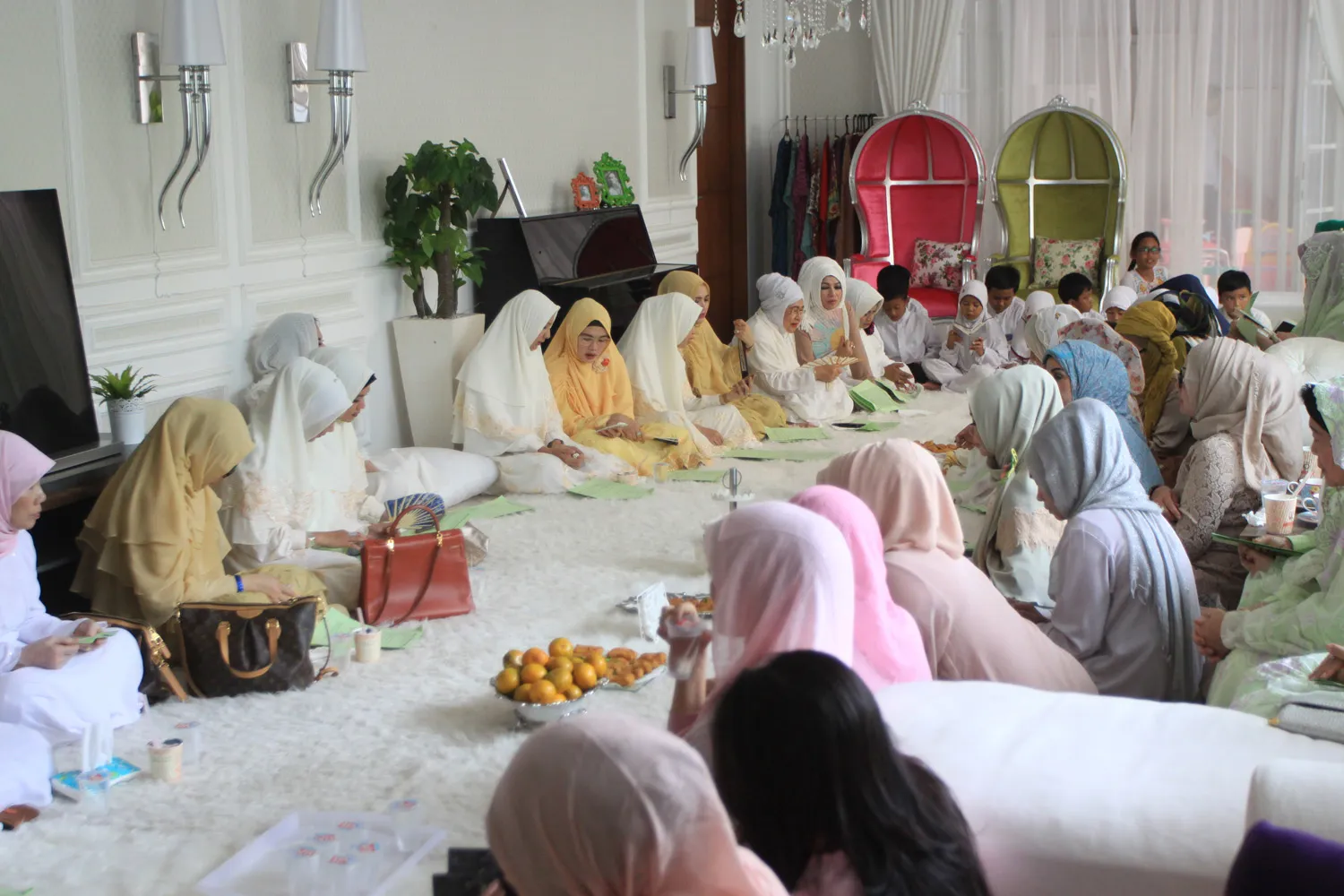 Sebelum umrah, pengajian digelar di kediaman Raffi Ahmad dan Nagita Slavina. ©KapanLagi.com®/Agus Apriyanto