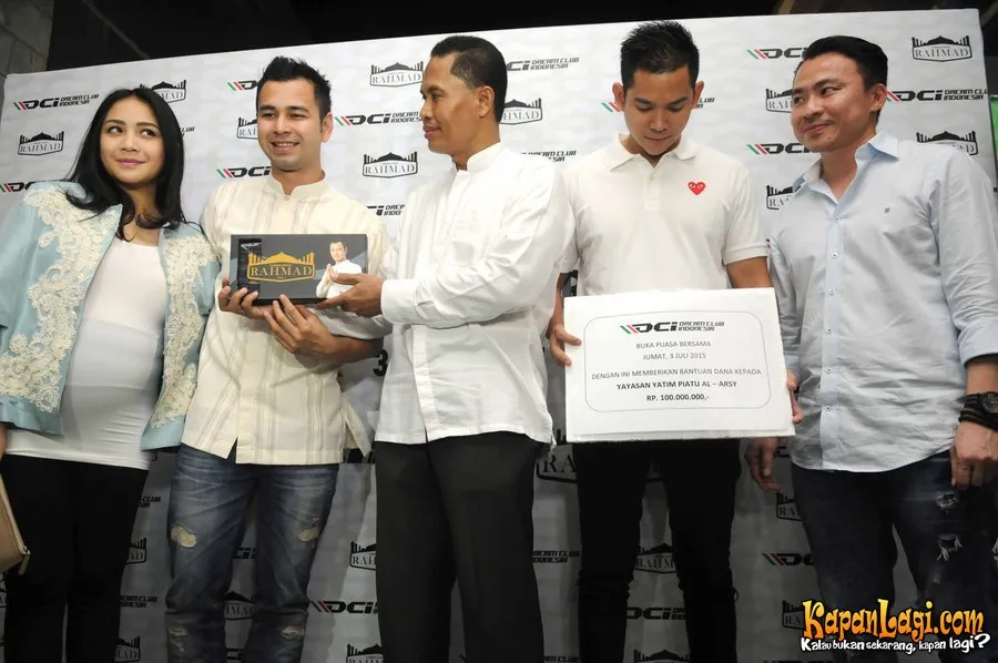 Raffi - Nagita bersama rekan bisnis sarung Rahmad ©Bayu Herdianto