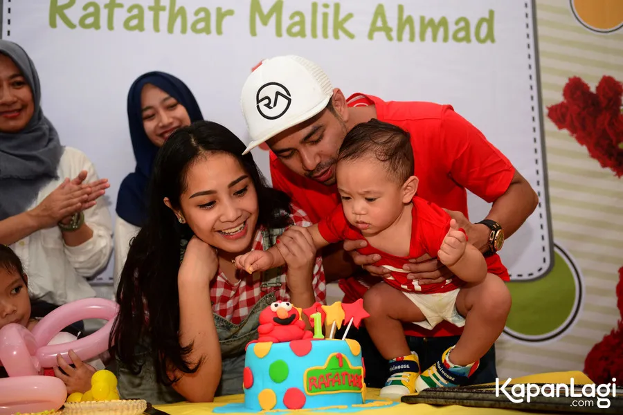 Raffi Ahmad & Nagita Slavina mengungkap alasan kerap mengajak Rafathar bekerja. ©KapanLagi.com/Bayu Herdianto