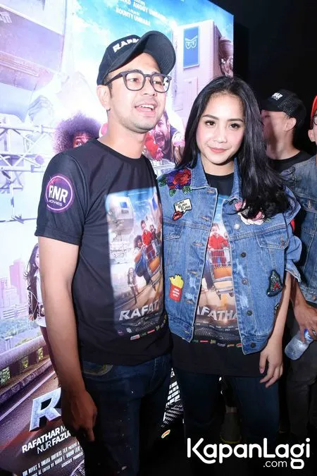 Jaket denim yang digunakan oleh Nagita Slavina ini curi perhatian karena desainnya unik © KapanLagi.com®/Bayu Herdianto