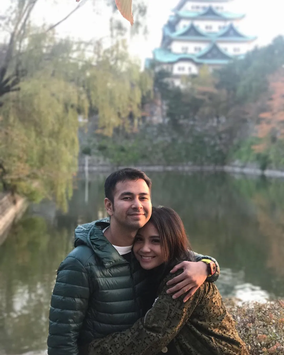 Momen manis dan mesra, pose pelukan Raffi dan Gigi saat liburan di Jepang. /©instagram.com/raffinagita1717