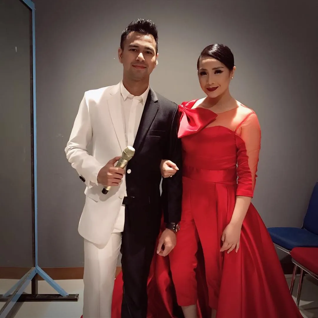 Kekompakan Raffi dan Gigi saat hadiri event penghargaan bersama. /©instagram.com/raffinagita1717