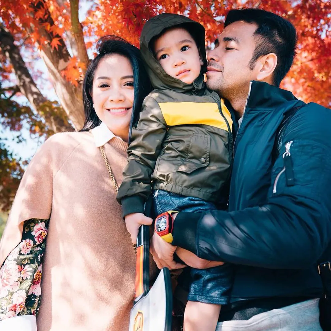 Tak hanya berdua, Raffi dan Gigi juga ajak Rafathar jalan-jalan di Jepang. /©instagram.com/raffinagita1717