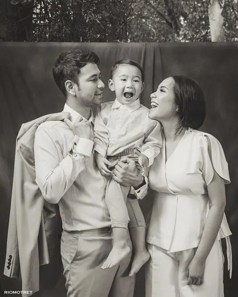 Dengan nuansa klasik, potret keluarga ini tunjukkan kebahagiaan Raffi, Gigi dan Rafathar. /©instagram.com/raffinagita1717