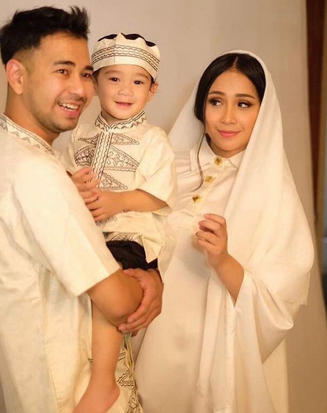 Potret kebersamaan Raffi, Nagita dan Rafathar dalam balutan busana muslim warna putih. /©instagram.com/raffinagita1717