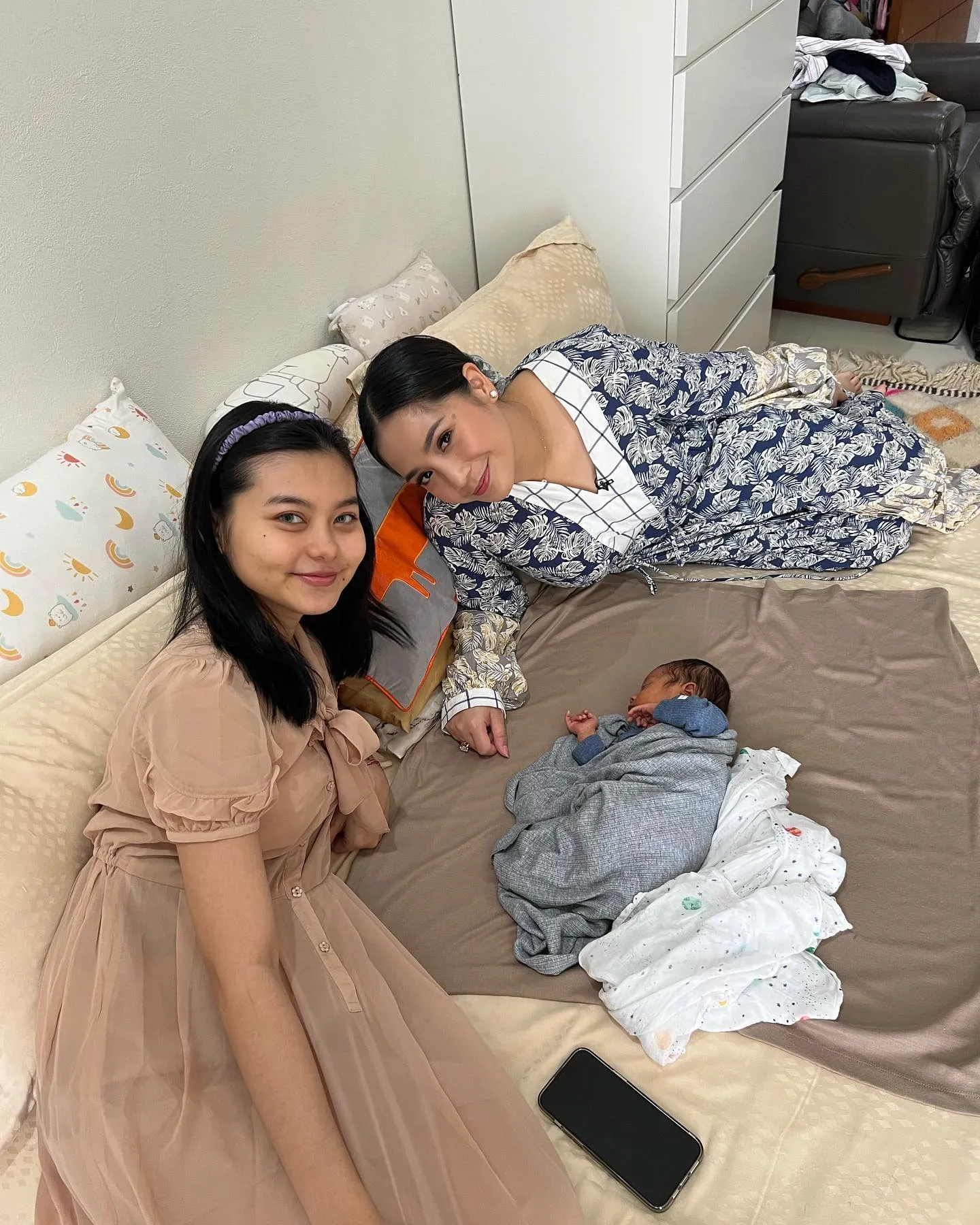 Nagita Slavina pose bareng cesen eks JKT48 dan putranya / Credit Foto: instagram.com - raffinagita1717