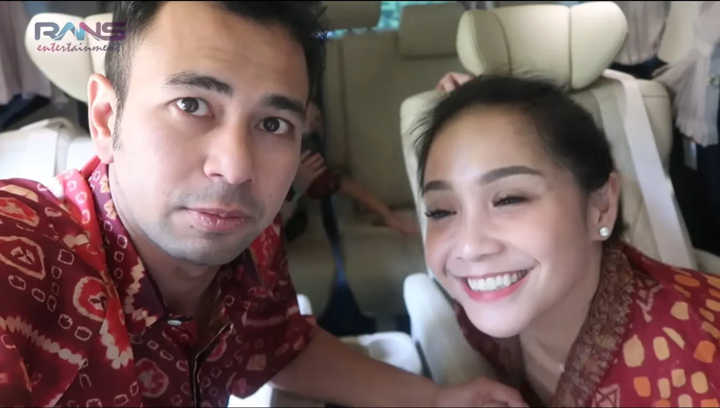 Raffi Ahmad dan Nagita Slavina di mobil baru credit: youtube.com/Rans Entertainment