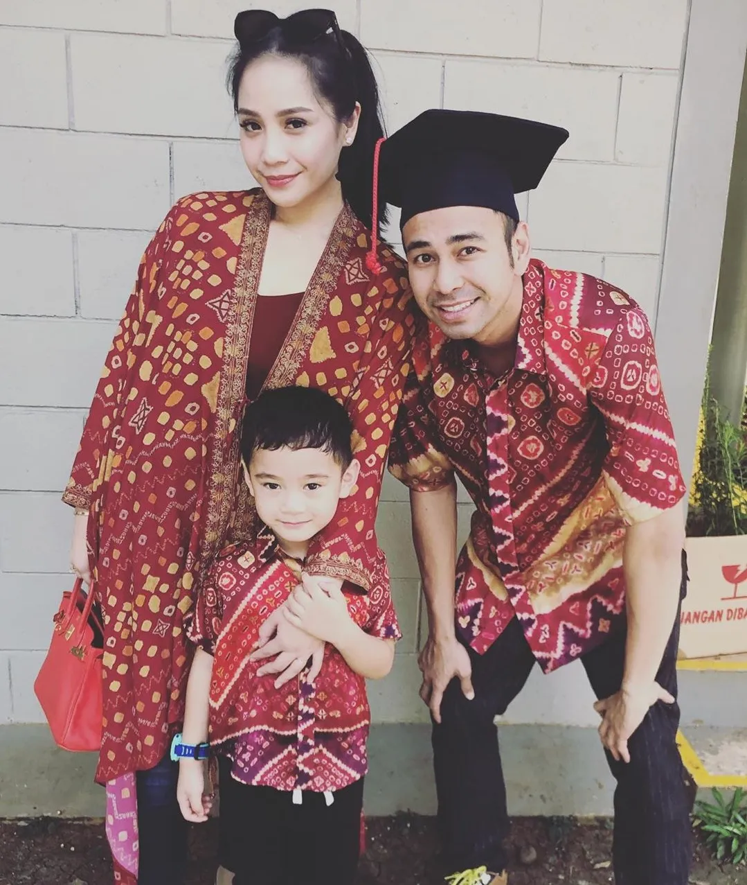 Raffi Ahmad, Nagita Slavina, Rafathar Saat Upacara Kenaikan Kelas Rafathar credit: instagram.com/raffinagita1717