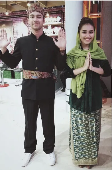 Raffi dan Ayu bergaya ala Abang None Jakarta © Instagram.com/ayutingting92