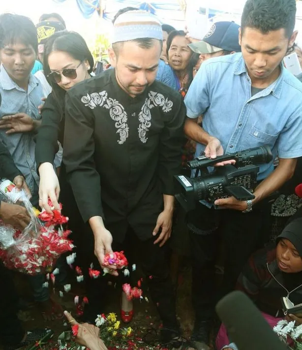 Raffi rela datang ke tahlilan Olga di tengah padatnya jadwal © KapanLagi.com®/Budy Santoso
