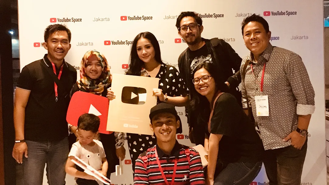Kerja keras berbuah manis, Rans Entertainment dapatkan Gold Play Button. (Instagram.com/raffinagita1717)