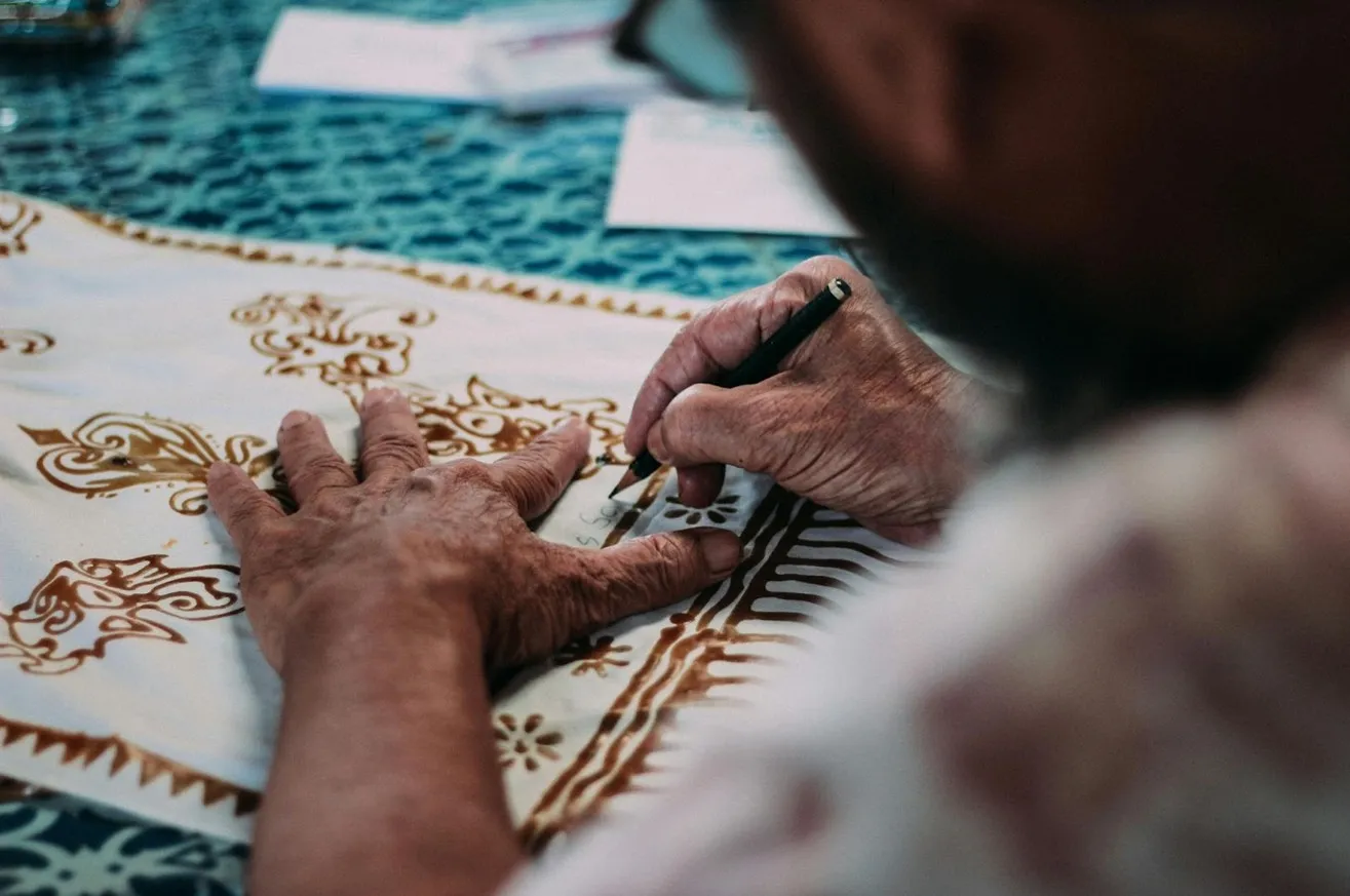 Kreasi seni batik tradisional. (Nur Andi Ravsanjani Gusma/Pexels)