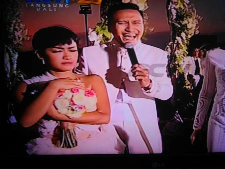 Jupe dapatkan buket bunga dari Raffi dan Nagita. ©KapanLagi.com®