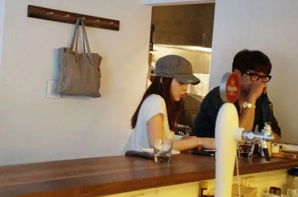 Rain dan Kim Tae Hee saat tertangkap kamera kencan di sebuah cafe di daerah Gangnam. ©soompi.com