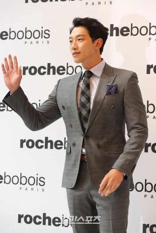 Penampilan perdana Rain di hadapan publik setelah menikah. © Nate