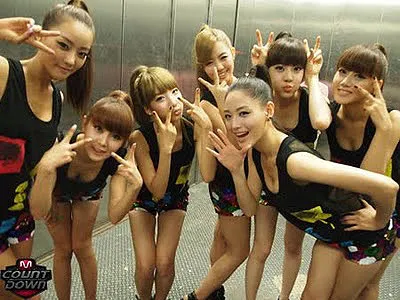 Girlband Rainbow ketika tampil di suatu acara ©netithetimes.wordpress.com