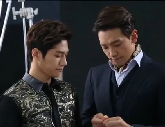 Rain saat kesusahan membuka bungkus permen dalam sebuah adegan drama My Lovely Girl. SBS®