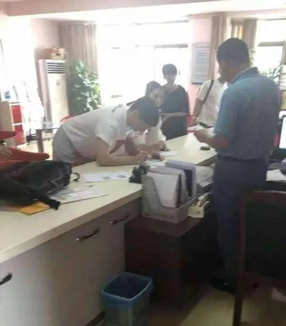 Rainie Yang di kantor catatan sipil © Toggle SG