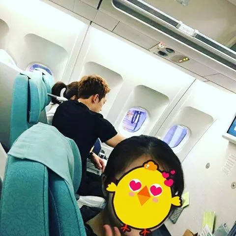 Rain - Kim Tae Hee selfie berdua saat di pesawat menuju ke Bali. ©Instagram/mlifegoeson