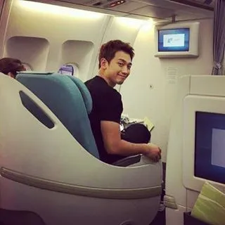 Rain tersenyum ramah pada fans yang ditemui di pesawat. ©Instagram/mlifegoeson