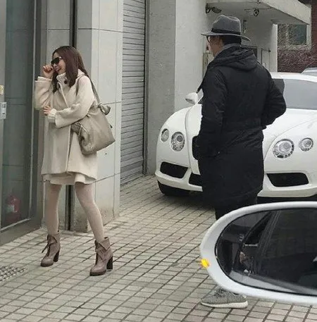 Kim Tae Hee dan Rain saat tertangkap belanja bareng di Gangnam. ©allkpop.com