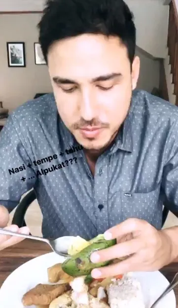 Hamish makan nasi campur alpukat ©instagram/raisa6690