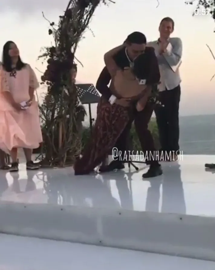 Hamish mencium Raisa dengan cara seperti ini ©instagram/raisadanhamish