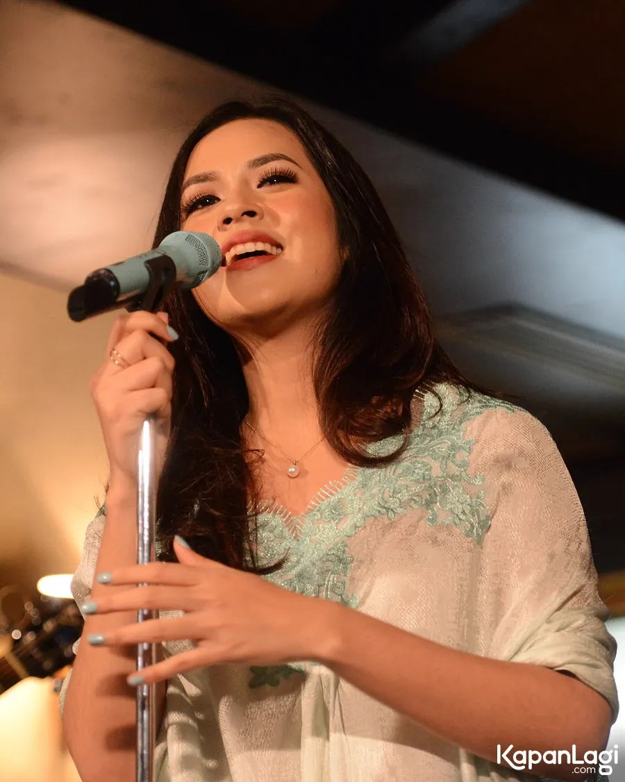 Raisa bagi-bagi THR di Hari Raya © KapanLagi.com®/Bambang E Ros