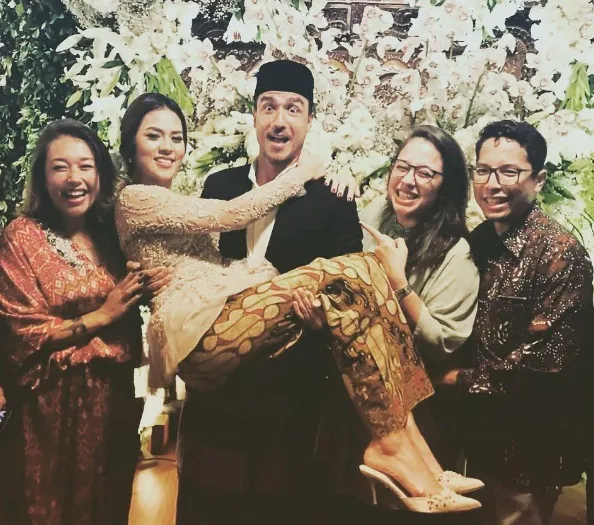 Hamish gendong Raisa ©dilla_hendita