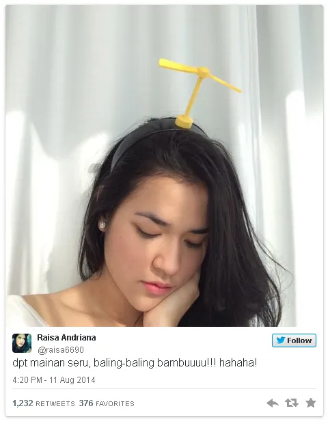 Raisa Memakai Baling-baling Bambu. Twitter.com/raisa6690