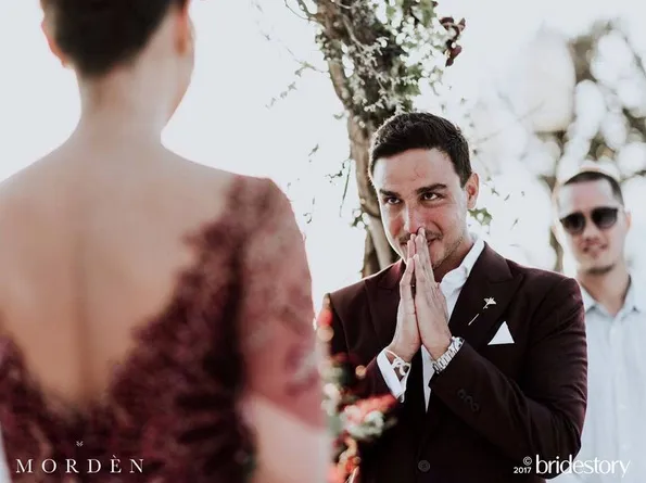 Tatapan manis Hamish Daud pada Raisa dalam acara resepsi di Bali. /©instagram.com/thebridestory