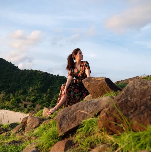 Mempesona, Raisa tengah menikmati indahnya pantai Mawi, Lombok. /©instagram.com/raisa6690