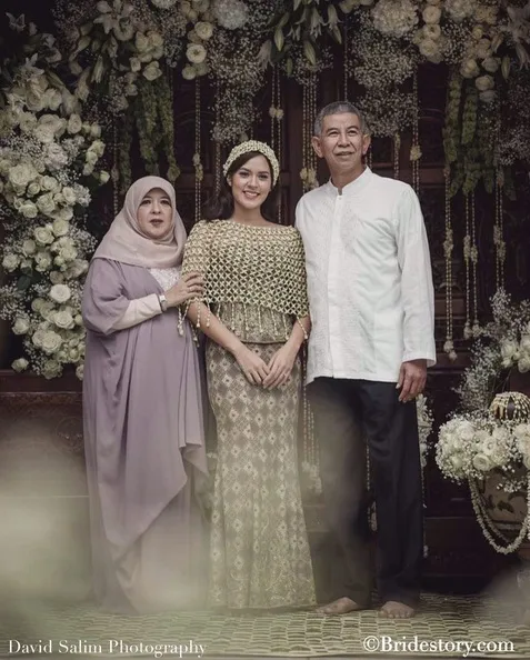 Raisa nampak mempesona saat menjalani acara siraman © IG @thebridestory - @davidsalimphotography
