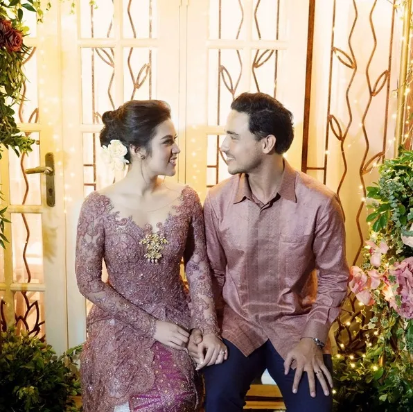 Raisa dan Hamish nampak begitu serasi di acara tunangan beberapa waktu yang lalu. © IG @thebridestory - @davidsalimphotography