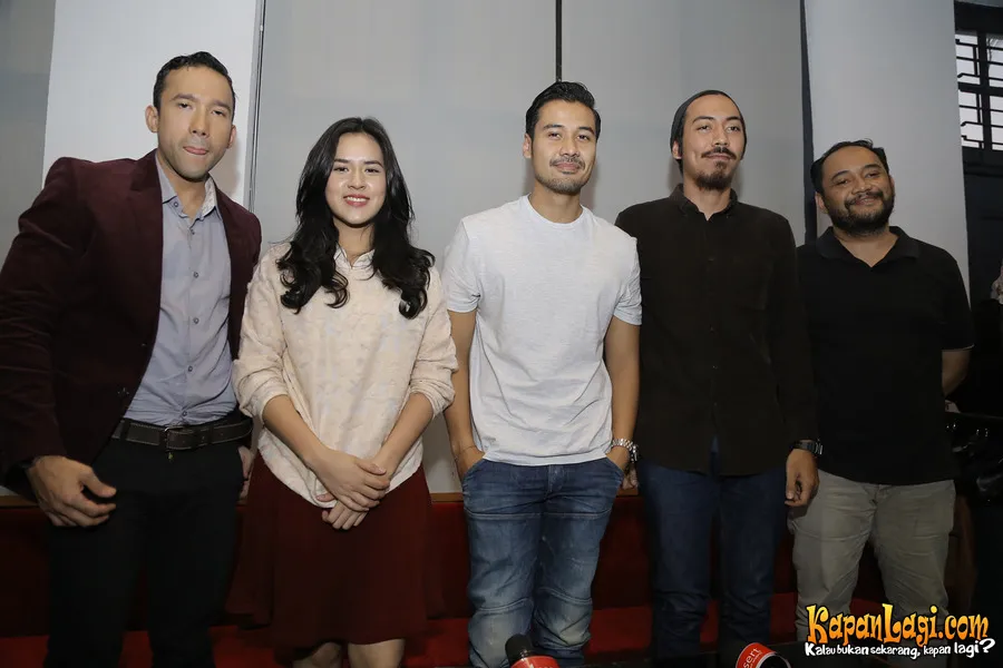 Rako Prijanto (pojok kanan) bersama para pemain pendukung di film terbarunya/©Kapanlagi.com®/Agus