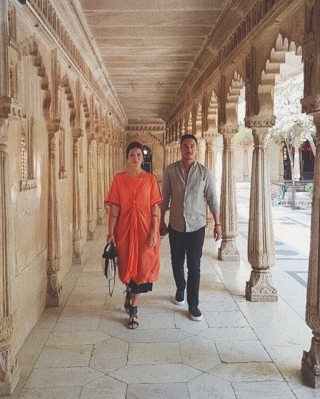 Bersama suami, Raisa nikmati keindahan bangunan-bangunan di India. Credit: via instagram.com/raisa6690
