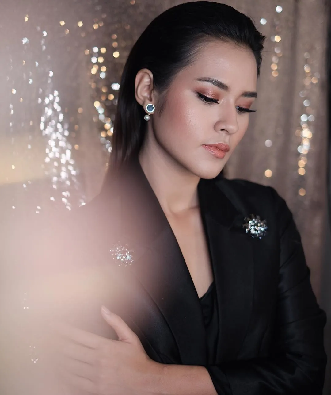 Sedikit berbeda, kali ini Raisa tampil dengan gaya edgy. /©instagram.com/bubahalfian