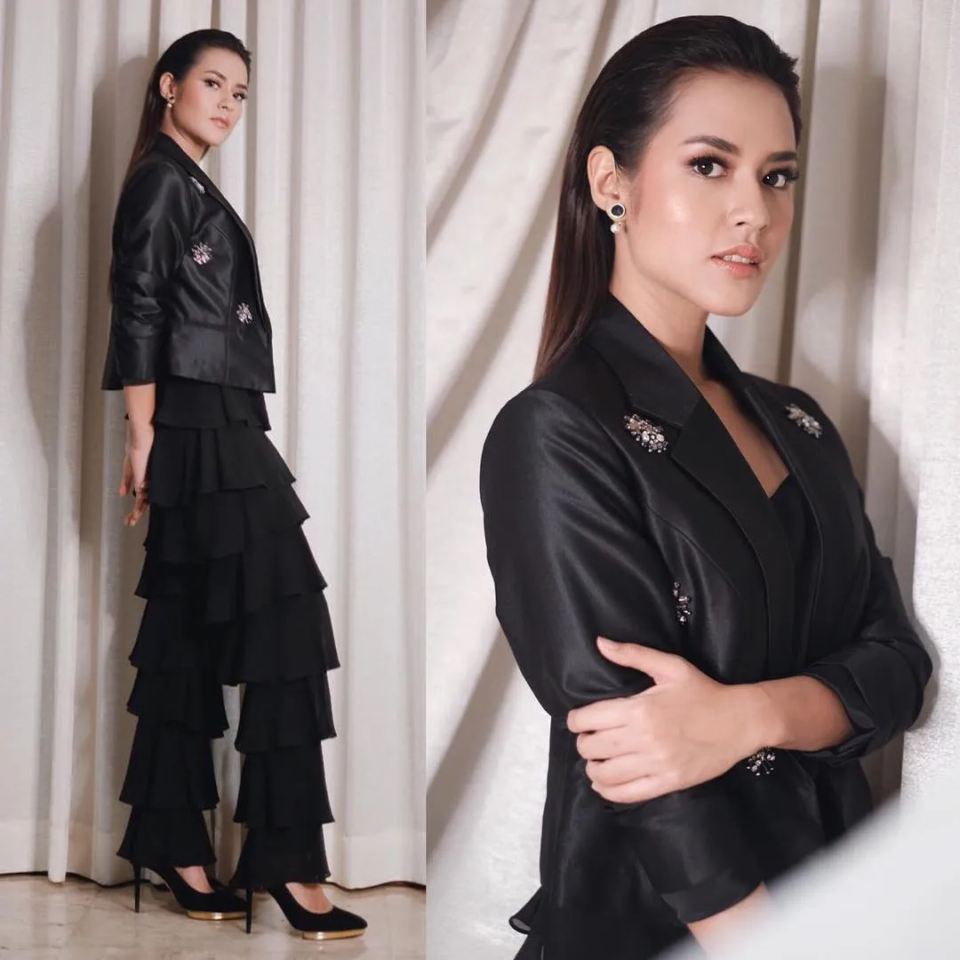 Pakai jas dan celana unik serba hitam, Raisa tampil mempesona. /©instagram.com/alvasus