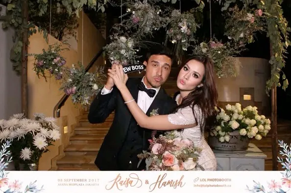 Raisa dan Hamish Daud memang bukan tipe pasangan yang umbar kemesraan. /©instagram.com/lolphotobooth.co