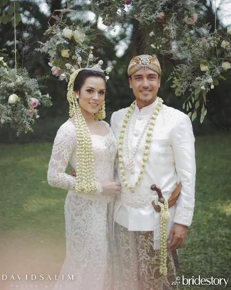 Resmi menikah, Raisa dan Hamish pamerkan senyum kebahagiaan. /©instagram.com/thebridebestfriend