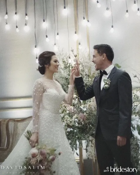 Kemesraan Raisa dan Hamish di hari pernikahan jadi topik hangat untuk dibahas. /©instagram.com/thebridebestfriend