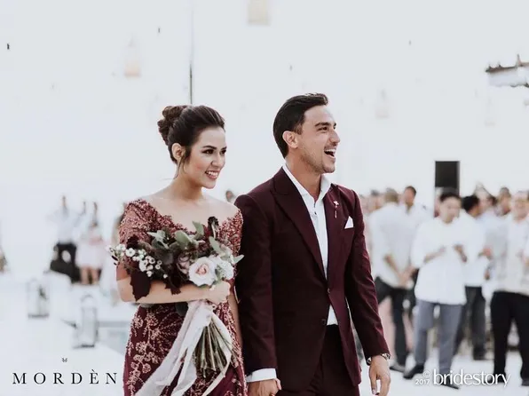 Setelah di Jakarta, belum lama ini Raisa dan Hamish gelar resepsi di Bali. /©instagram.com/thebridestory