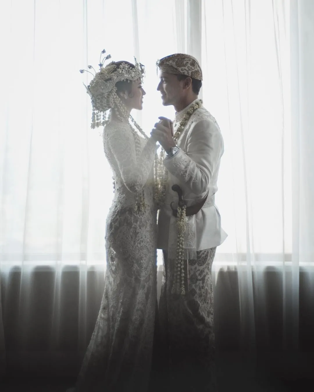 Momen romantis Raisa dan Hamish Daud saat akad nikah. /©instagram.com/raisa6690