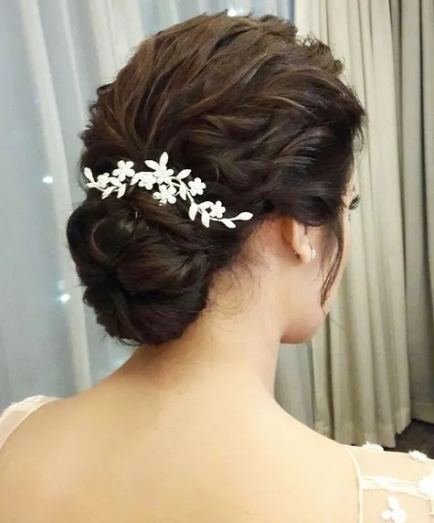 Hairdo simple namun elegan, Raisa kenakan aksesoris rambut karya Rinaldy Yunardi. /©instagram.com/woko_s