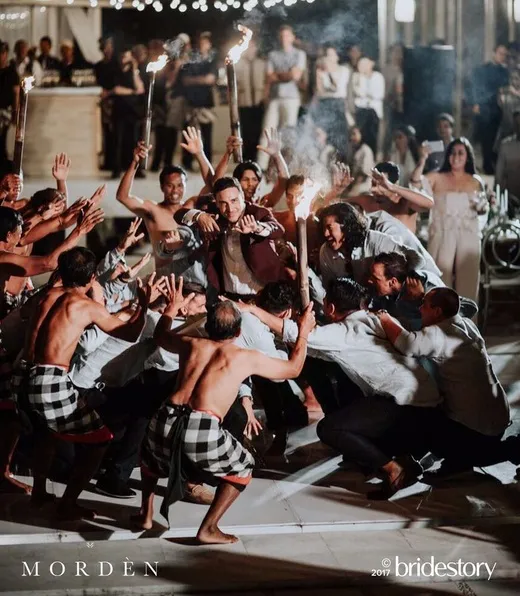 Dengan penari, Hamish Daud tampak melakukan Tari Kecak. /©instagram.com/thebridestory