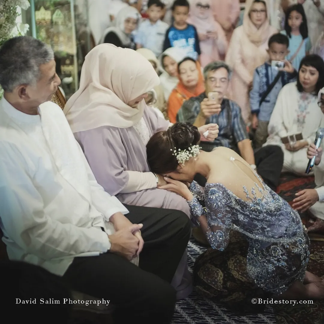 Raisa sungkem dan pamit pada orangtua © Bridestory